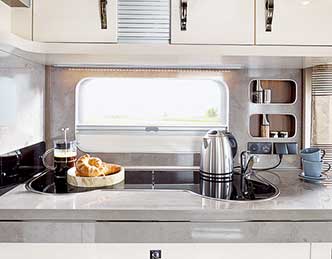 2019 multifunkcijska kuhinjska stena pocitniske prikolice hobby serijska oprema