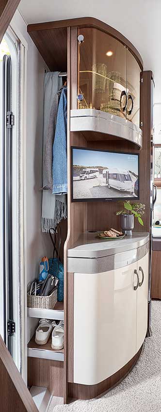 2019 ogrevana garderobna omara pocitniske prikolice hobby serijska oprema