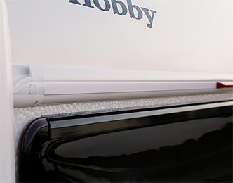 2019 dezni nadstresek z vodno drenazo pocitniske prikolice hobby serijska oprema