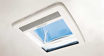 2019 stresno okno v kopalnici pocitniske prikolice hobby serijska oprema